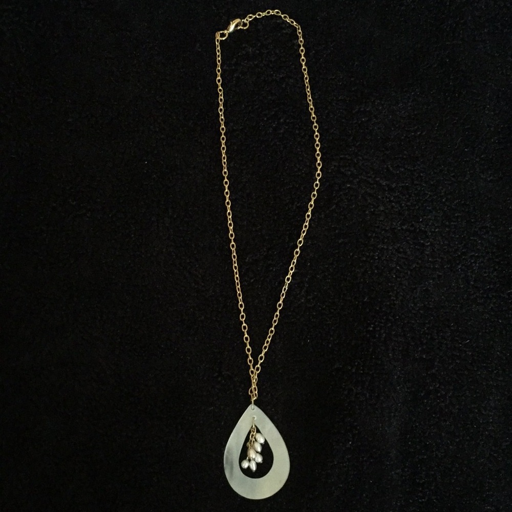 Gold necklace with pearl like accents